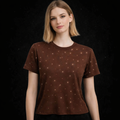 Tricou modern strălucitor cu aplicații decorative tip pietre – UNIC, maro